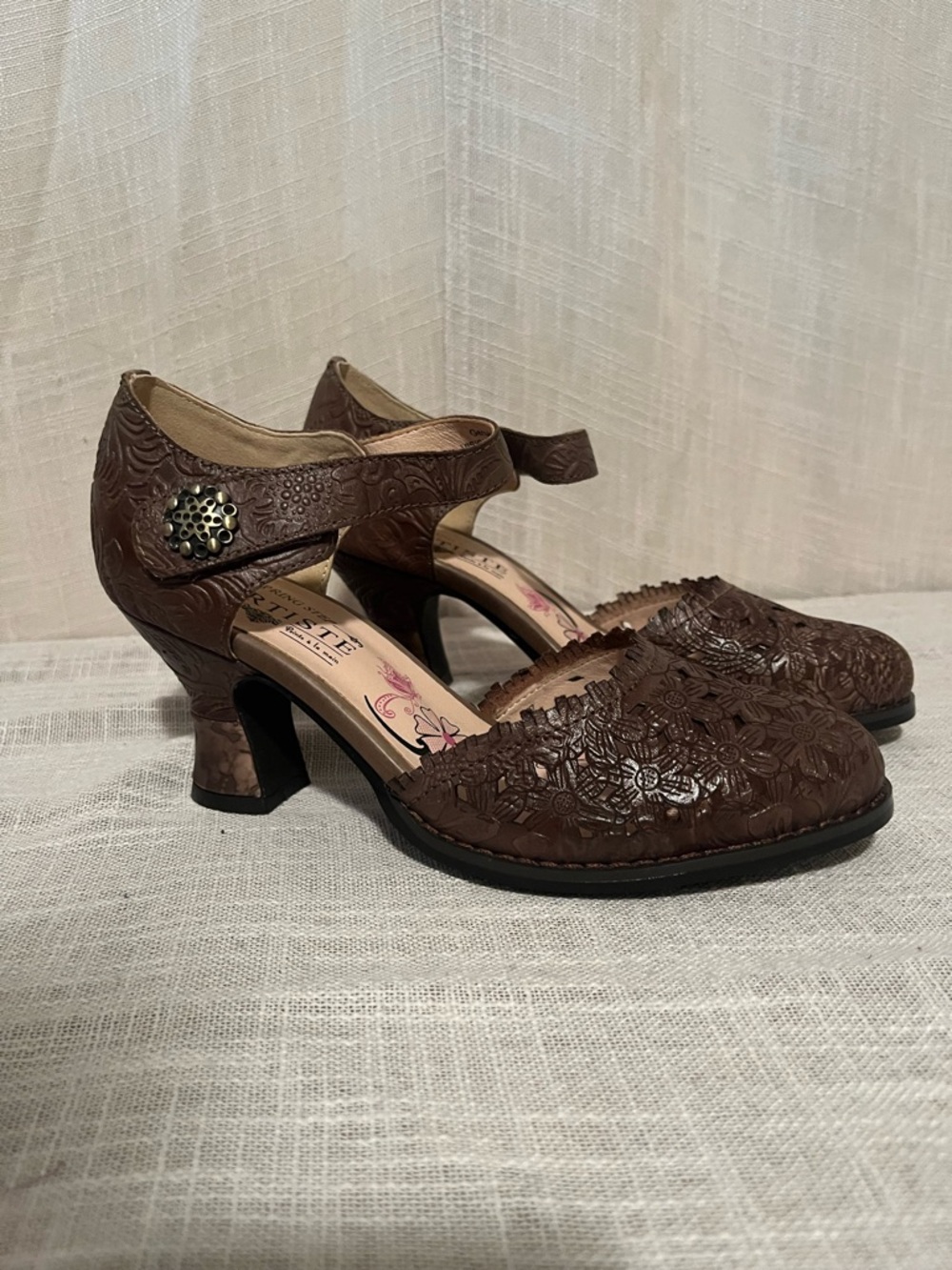 L’Artiste Spring Step Embossed Leather Mary Jane Heels Brown Floral size 37
